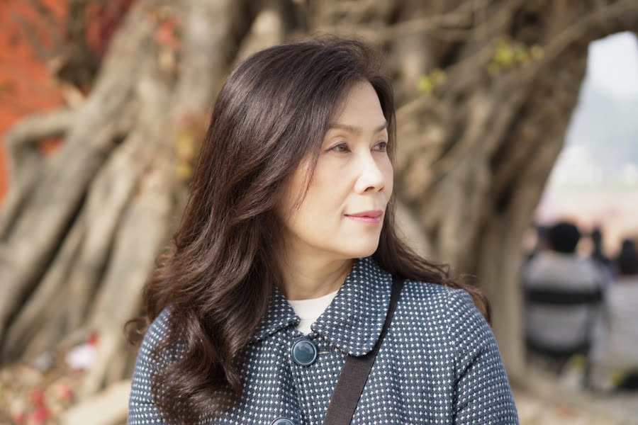 คุณอี๋ หัวหน้าทัวร์ท่องฟ้าทัวร์