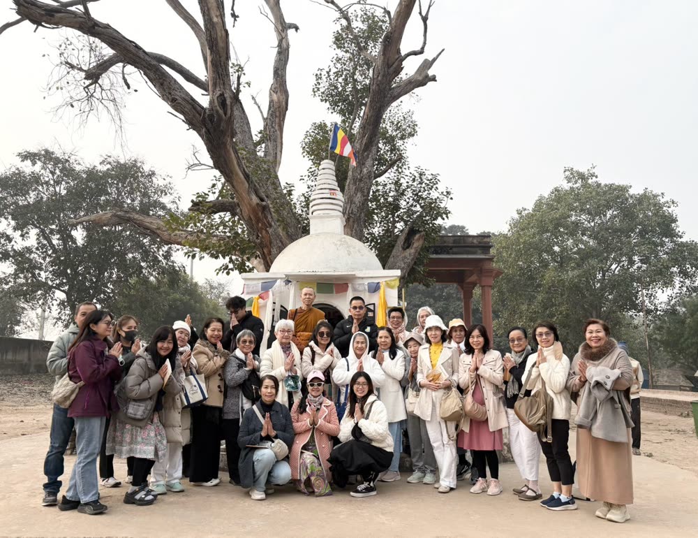 คณะผู้แสวงบุญหน้าสถูป