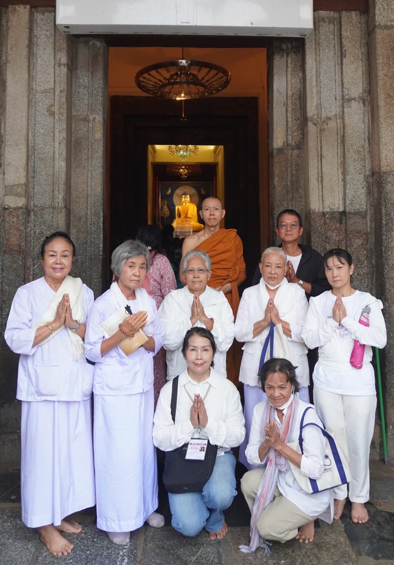คณะผู้แสวงบุญหน้าประตูวิหาร