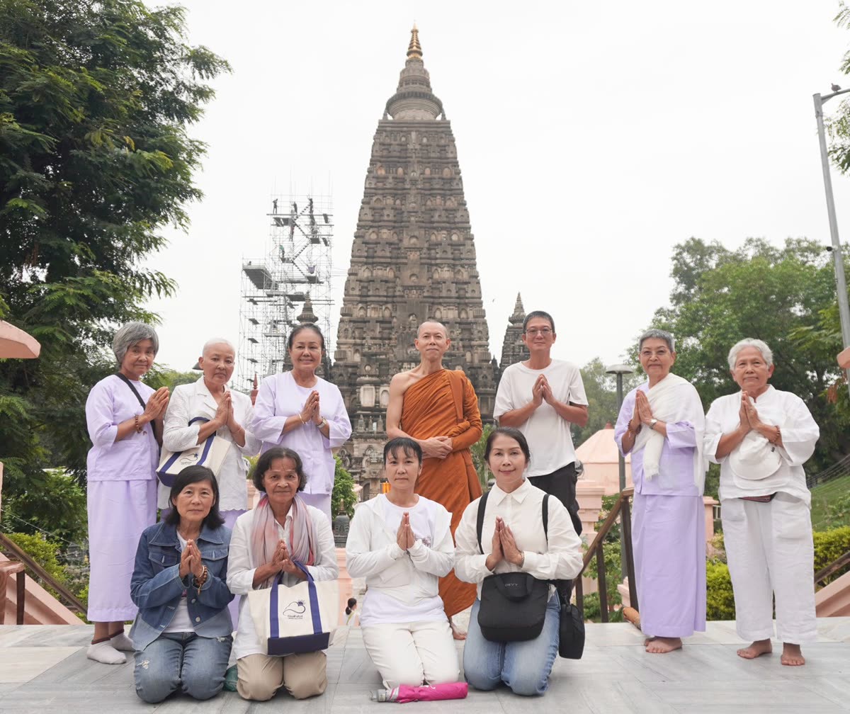 คณะผู้แสวงบุญของท่องฟ้าทัวร์ หน้าวิหารมหาโพธิ์ พุทธคยา